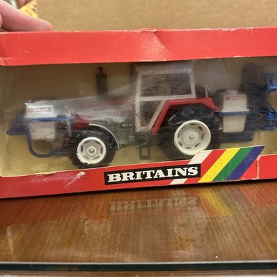 NIB 1986 BRITAINS MASSEY-FERGUSON 2680 TRACTOR W/CROP SPRAY #9615 1/32 ENGLAND  - Image 1 of 4