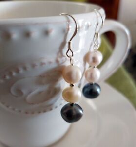 Pendientes en plata con perlas de agua dulce en tonos blancos y gris