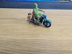 VINTAGE 1960'S BRITAINS TOYS 9682 WW2 US ARMY DISPATCH RIDER & HARLEY MOTORCYCLE - Picture 1 of 5
