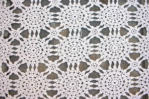 TOVAGLIA VINTAGE IN COTONE LAVORATO A MAGLIA ALL’UNCINETTO, COLORE AVORIO, 56” X 111”, FATTA A MANO - Foto 1 di 14