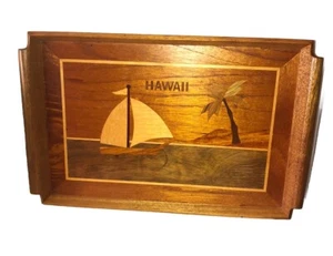 Vassoio da portata hawaiano hawaiano in legno vintage intarsiato barca a vela palma - Foto 1 di 6