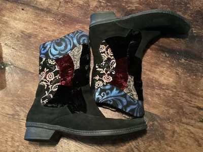 Think Boots Mujer Talla 41 Negro Gamuza Cuero Terciopelo Tacón Bloque Comodidad Usadas en Excelente Condición Foto 1 de 4