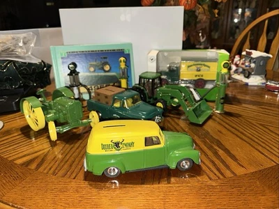 Lote de 9 bancos de metal John Deere Toys, tractores, bombas de gas, metal fundido a presión excelente Foto 1 de 4