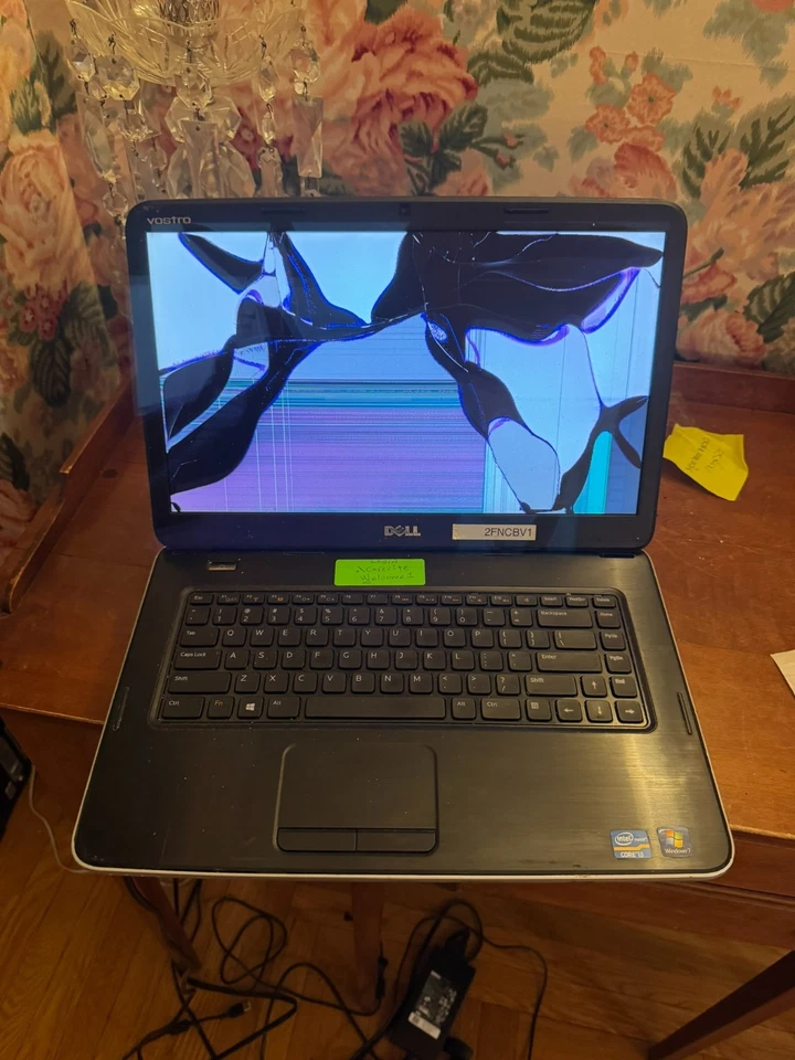 Dell Vostro 2520 – 2ª Geração i3 – 2GB de RAM – Tela Quebrada – Sem HDD/OS – Peças/Representação - Imagem 1 de 4