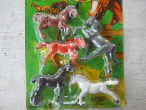 5 Spielzeug Pferde Vintage Set Rollenspiel Rodeo Wildtiere - Bild 1 von 6