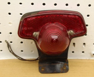 TRIUMPH T100 T120R TR6 LUCAS 1966-1970 CONJUNTO DE LUCES TRASERAS Y SOPORTE OEM 82-6849 - Imagen 1 de 9