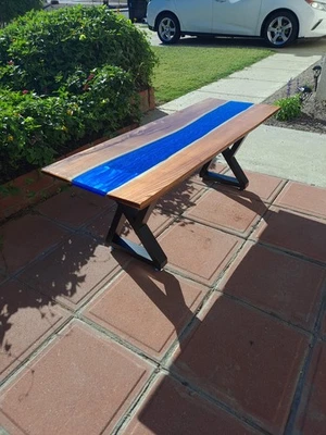 Hermosa mesa de río epoxi hecha a mano con patas de metal ajustables.  Foto 1 de 4