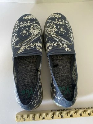 Zapatos Yuu para mujer talla 8 M Krishna azul/blanco bordados zapatos cómodos sin cordones  Foto 1 de 4