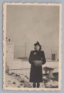 Mujer joven con calentador de manos y abrigo de invierno en techo 1941 - Foto antigua - Imagen 1 de 2