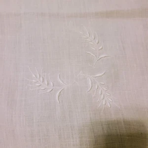 Vtg Embroidered Light Pink Tablecloth With Embroidered White Flowers - Picture 1 of 6