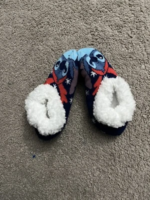 Disney Stitch Holiday Reindeer Fuzzy Babba Zapatilla Calcetines Talla 4-10 Azul NUEVO Foto 1 de 4