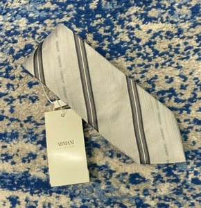 NUEVA Corbata de Seda Armani Collezioni Gris Plata Logotipo Sesgo Rayas Italia - Imagen 1 de 5