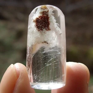 Cuarzo transparente pulido forma libre con vistas panorámicas de minerales desconocidos en el interior 7,3 g - Imagen 1 de 11