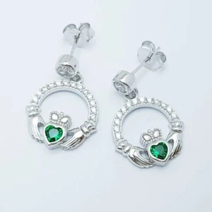 Pendientes colgantes Claddagh de esmeralda creados en laboratorio con corazón de 2 quilates acabado en oro blanco de 14 quilates - Imagen 1 de 5
