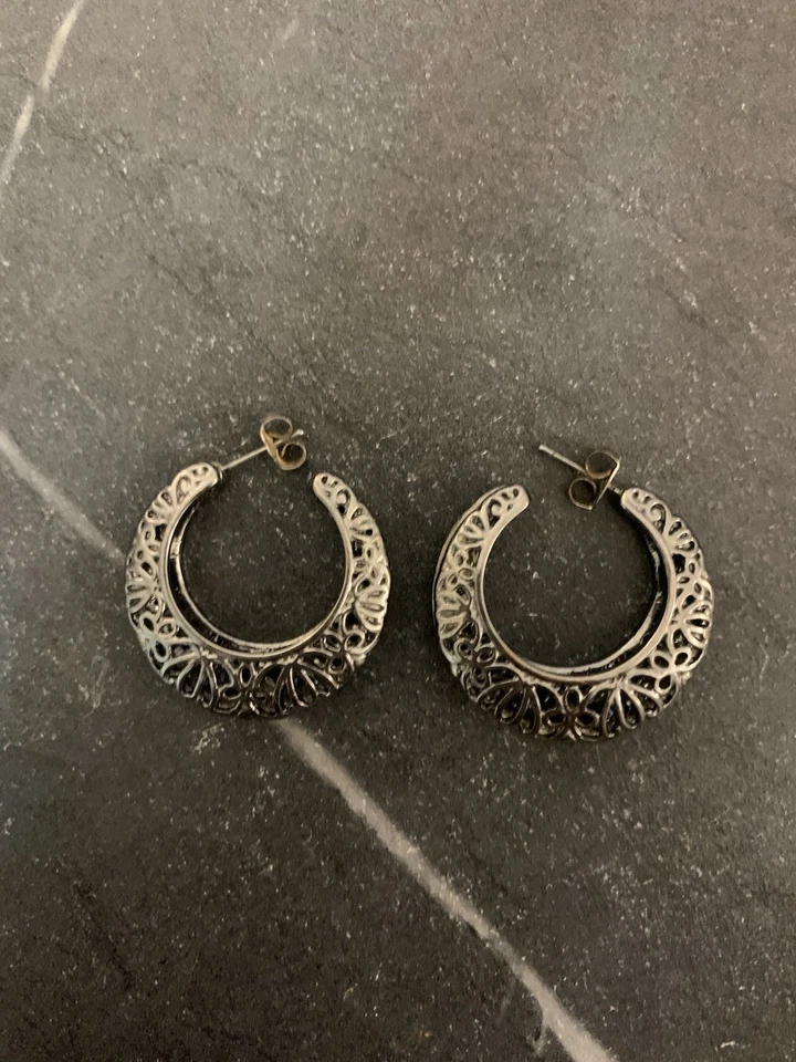 灰色金属环状耳环带雕刻花卉细节,直径 1.2 英寸 — 第 1/2 张图片