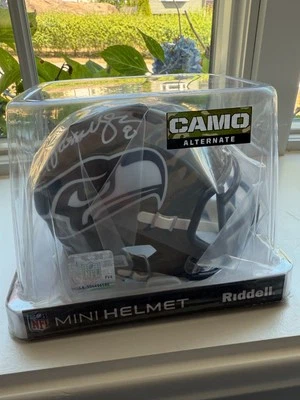 Minicasco Riddell autografiado por Matt Hasselbeck (saludo al servicio)  Foto 1 de 2