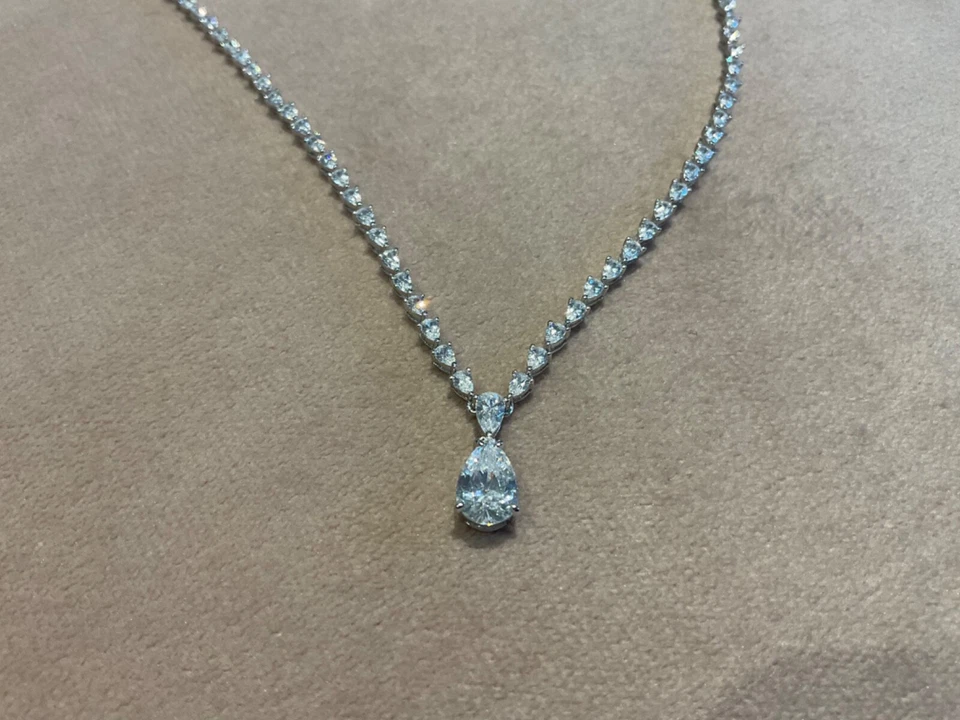 Collar de tenis con pera de diamantes de laboratorio de 13,7 quilates enchapado en platino 925 de 18 pulgadas Foto 1 de 4