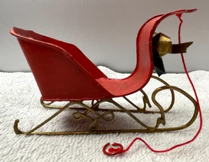 Adorno de trineo de metal rústico en muy buen estado, pintado de rojo, hojas de oro, 4 3/8" x 2 1/2" - Imagen 1 de 7