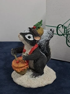 Bezaubernde Schwänze Figur Stinktier verkleidet in Trommler Kostüm Harz 3,5" groß - Bild 1 von 5