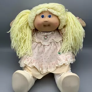 Vintage 1978/1982 Cabbage Patch Girl Doll Full Size signed small mark on arm - Picture 1 of 5