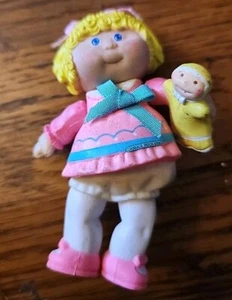 Vintage 1984 Cabbage Patch PVC Figur Mädchen mit Baby Puppe rosa Kleid - Bild 1 von 4