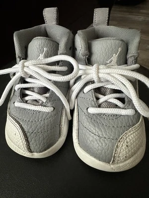 Jorda 12 retrô aço criança cinza e branco tamanho 5c - Imagem 1 de 4