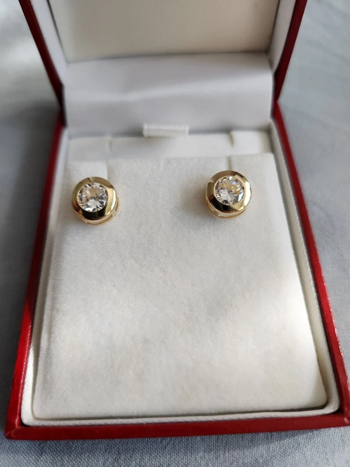 Aretes de oro amarillo y circón blanco de 14kt Foto 1 de 1