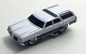 Muscle Machines - Grocery Getters - White '70 Vista Cruiser - 1:64 (loose) - Picture 1 of 4