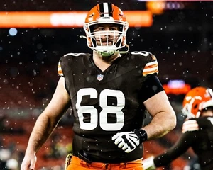 Michael Dunn 2024 Juego de Nieve Acción Cleveland Browns 8x10 NFL Fútbol Foto - Imagen 1 de 1