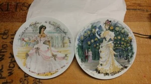 2 LIMOGES LES FEMMES DU SIECLE 1865 COLLECTOR'S PLATES SARAH & SCARLET 1976 - Imagen 1 de 8