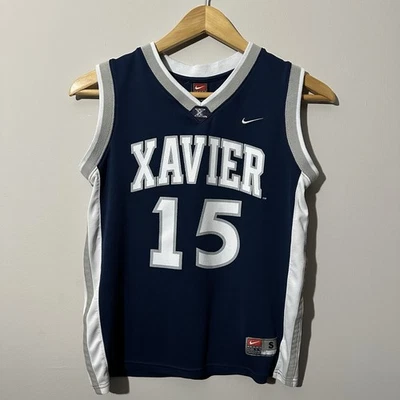 Camiseta deportiva de baloncesto vintage Nike Xavier Musketeers #15 juvenil talla pequeña azul marino Foto 1 de 4