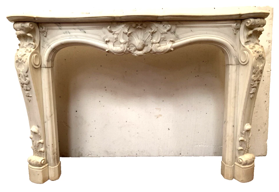 Cheminée de style Louis XV en marbre blanc de Carrare XIX siècle - Photo 1/4