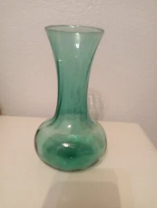 Jarrón de vidrio con panel giratorio de 8" de alto verde azulado hermoso tono de mediados de siglo vintage - Imagen 1 de 8