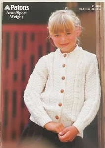 Mädchen Zopfmuster Langarm Strickjacke STRICKMUSTER Kinder Knöpfe Patons 4109 - Bild 1 von 7