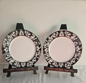 2 platos de ensalada/postre Disney Mickey Mouse y Goofy 8"D x 7/8"H blanco y negro - Imagen 1 de 6