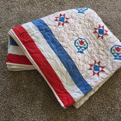 Manta Edredón Patchwork Hecha a Mano Rojo Blanco Azul Estrella Cesta Corazones Patrón - Imagen 1 de 4