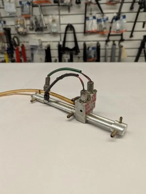 Conjunto de colector de presión Ski-Doo 1998 Grand Touring 700/SE 415097700 FABRICANTE DE EQUIPOS ORIGINALES Foto 1 de 4