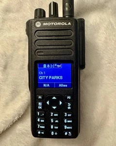 Motorola XPR-7550 UHF Digital Radio - Zdjęcie 1 z 8