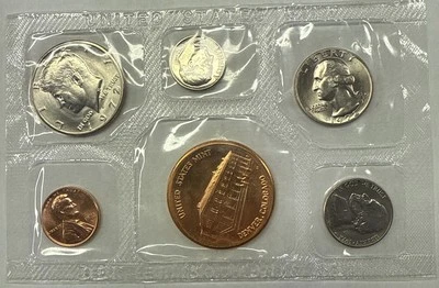 1972 D Official Souvenir Mint Set - No Envelope - Ships Free - Image 1 of 2