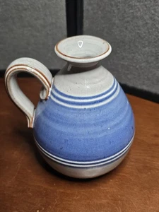 Jarra jarra Deneen Pottery 1985 esmaltada azul y blanco crema o jarabe - Imagen 1 de 7