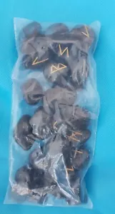 Pierres runiques neuves dans leur sac scellé - Photo 1 sur 6