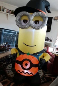 Iluminación Minions Halloween 5,5 pies de alto Dave como bruja inflable soplado por aire - Imagen 1 de 4