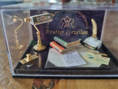 Reutter Schreibtischgarnitur mit Tintenfass, Bücher, Lampe Miniatur - Bild 1 von 2