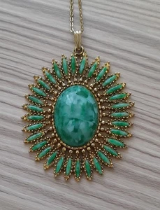 Beautiful Vintage Cabochon Sunburst Pendant Necklace Green Faux Jade Gold Tone - Picture 1 of 5