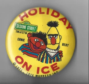 Holiday on Ice 1974 con botón broche original Ernie & Bert de los Muppets Plaza Sésamo - Imagen 1 de 1