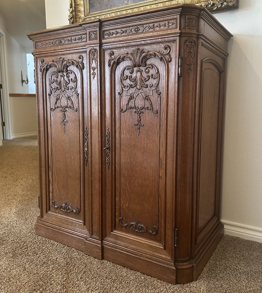 Antiguo armario de almacenamiento francés estilo Luis XVI en madera de roble 44" de alto Foto 1 de 4