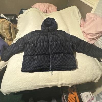 Chaqueta acolchada midi con monograma Kith con capucha extraíble Foto 1 de 4