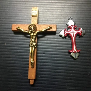2 Stück Vintage Kruzifix Kreuz Holz Messing & Vollmetall emailliert silber rot Anhänger - Bild 1 von 4