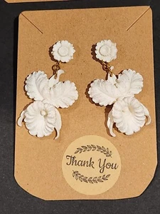 Pendientes vintage de flor de iris blanco tallado en celuloide - Imagen 1 de 1