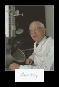 Aaron Klug (1926-2018) - biofisico britannico - cartolina firmata + foto - Nobel - Foto 1 di 3